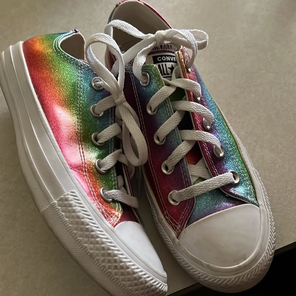 Converse women’s size 6 - Picture 2 of 4
